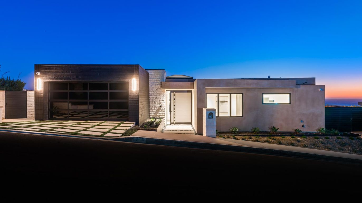 Exterior, Facade, Water, Modern
