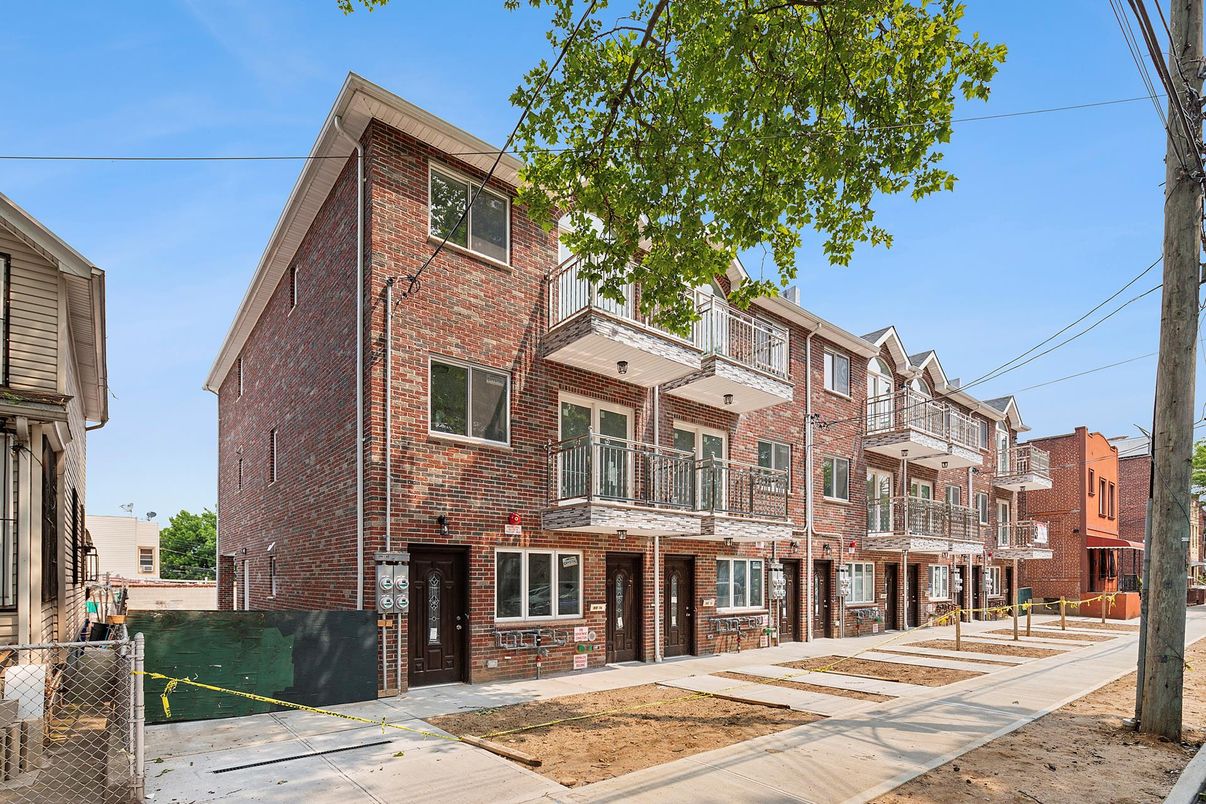 Exterior, Facade, Brick Facade, Rowhouse