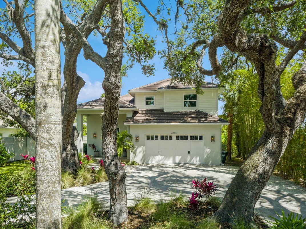 Attached, Exterior, Facade, Modern