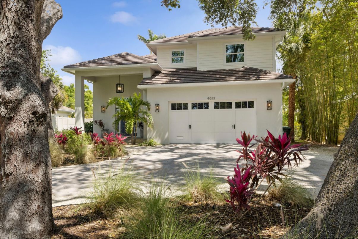 Attached, Exterior, Facade, Mediterranean