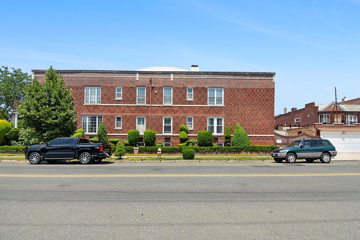 Exterior, Facade, Brick Facade, Georgian