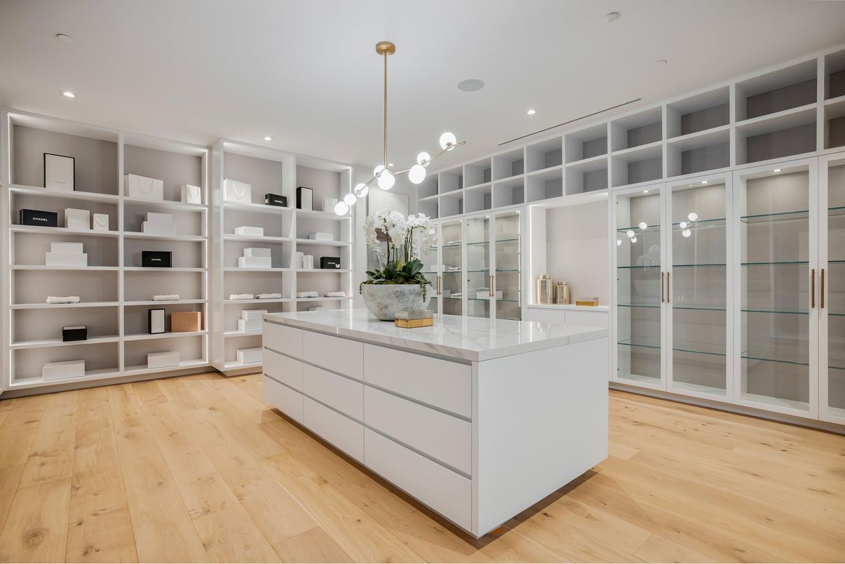 Interior, Pendant Lights, Recessed Lighting, Walk-in Closets, Wood Texture Flooring