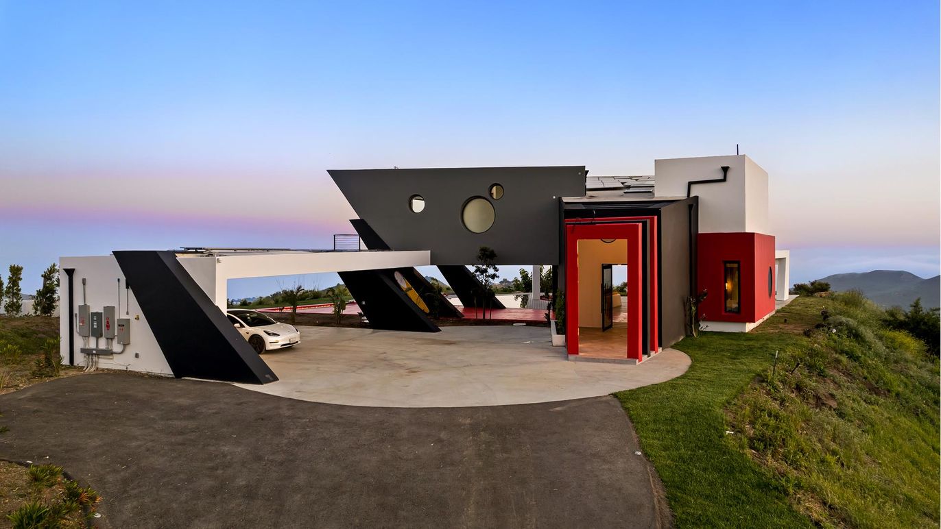 Backyard, Exterior, Facade, Modern