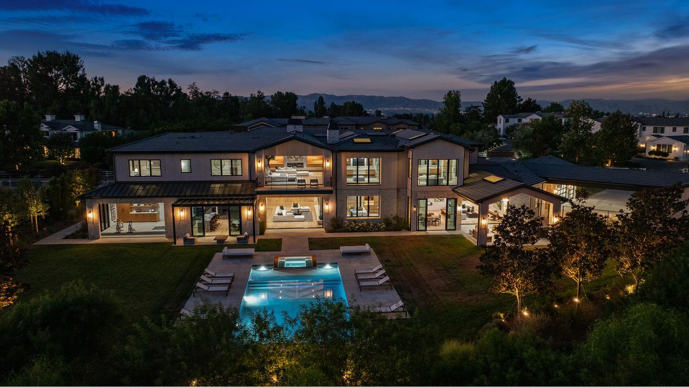 Backyard, Exterior, Facade, Pool, Modern