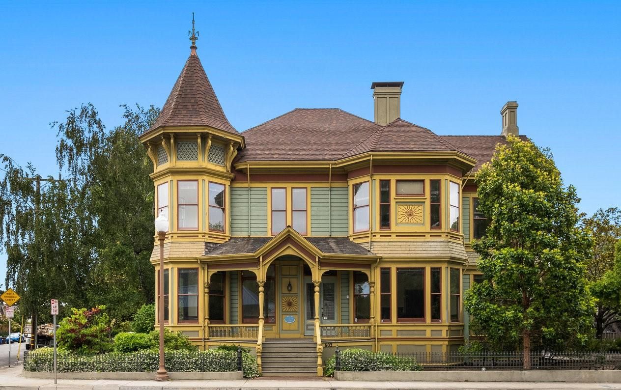 Exterior, Facade, Queen Anne Victorian