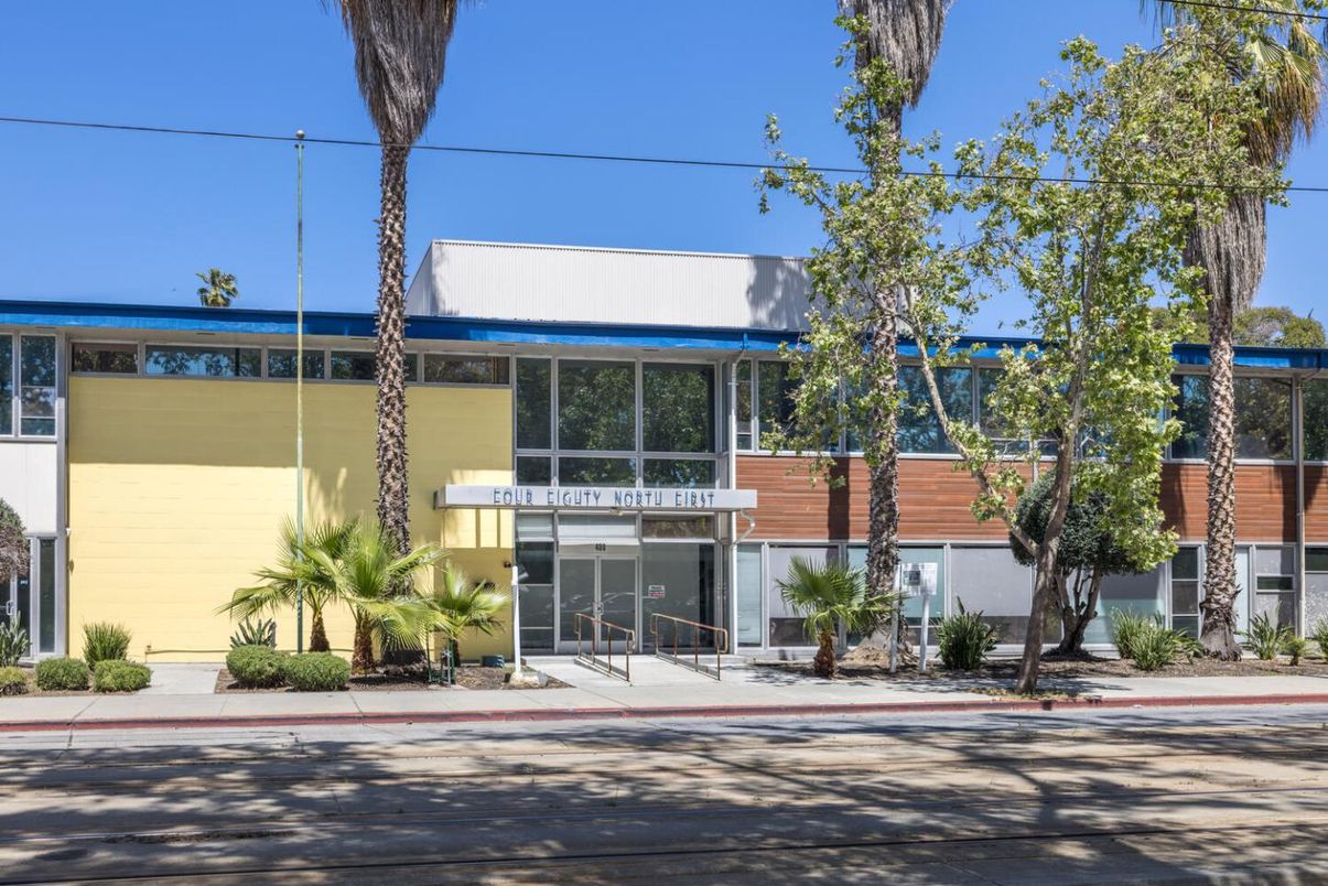 Exterior, Facade, Modern