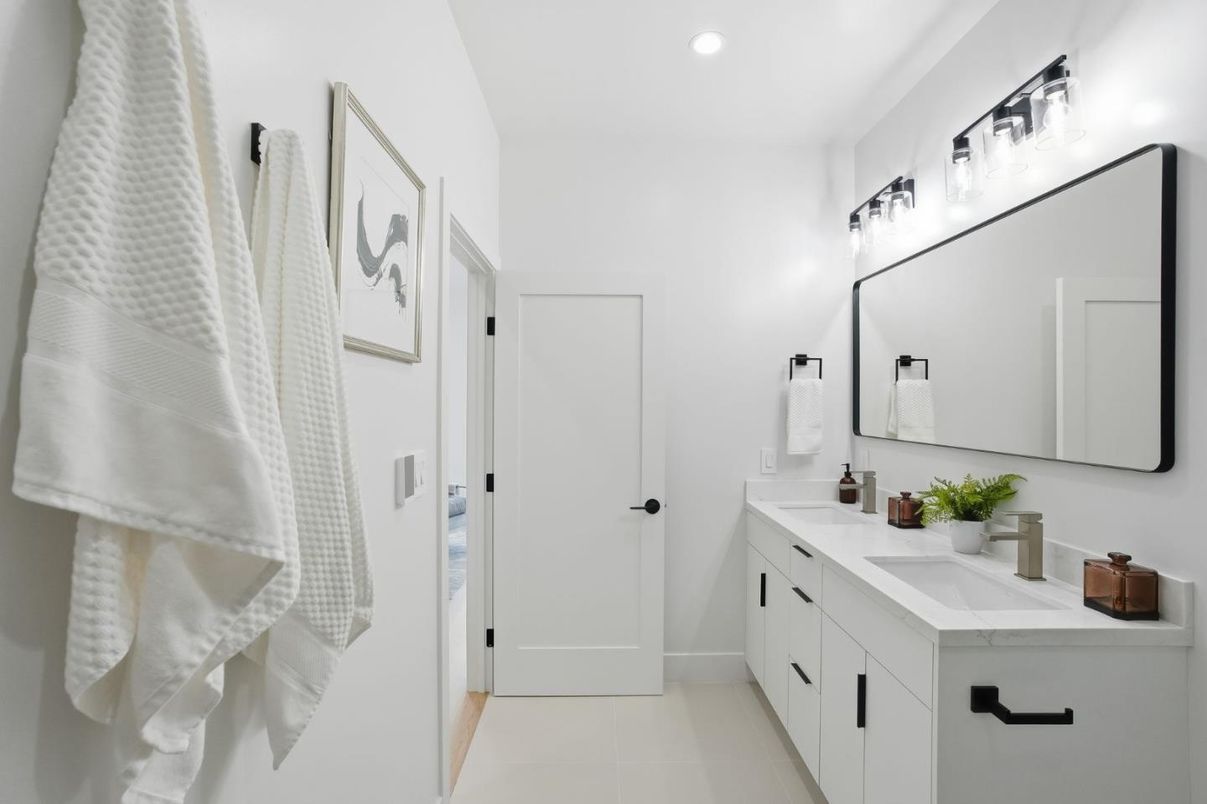 Bathroom, Dual Sink Vanities, Interior, Recessed Lighting