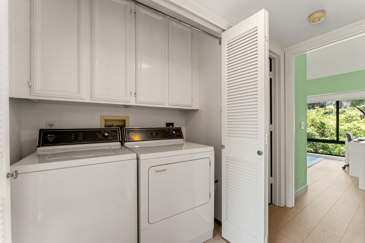 Interior, Utility Closets, Washer, Wood Texture Flooring