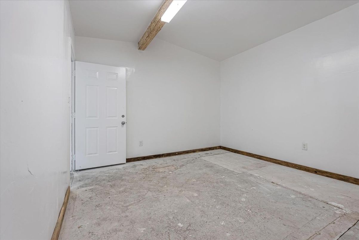 Empty room, Interior, Wooden Beams