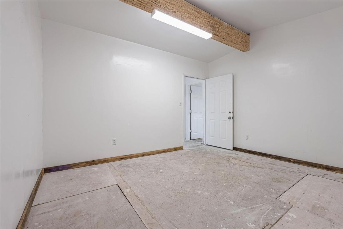 Empty room, Interior, Recessed Lighting, Wooden Beams