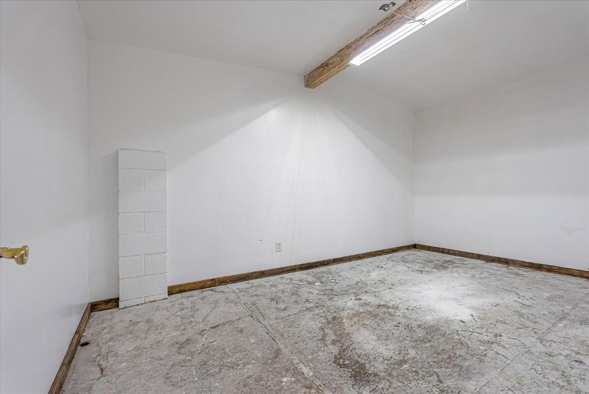 Empty room, Interior, Wooden Beams