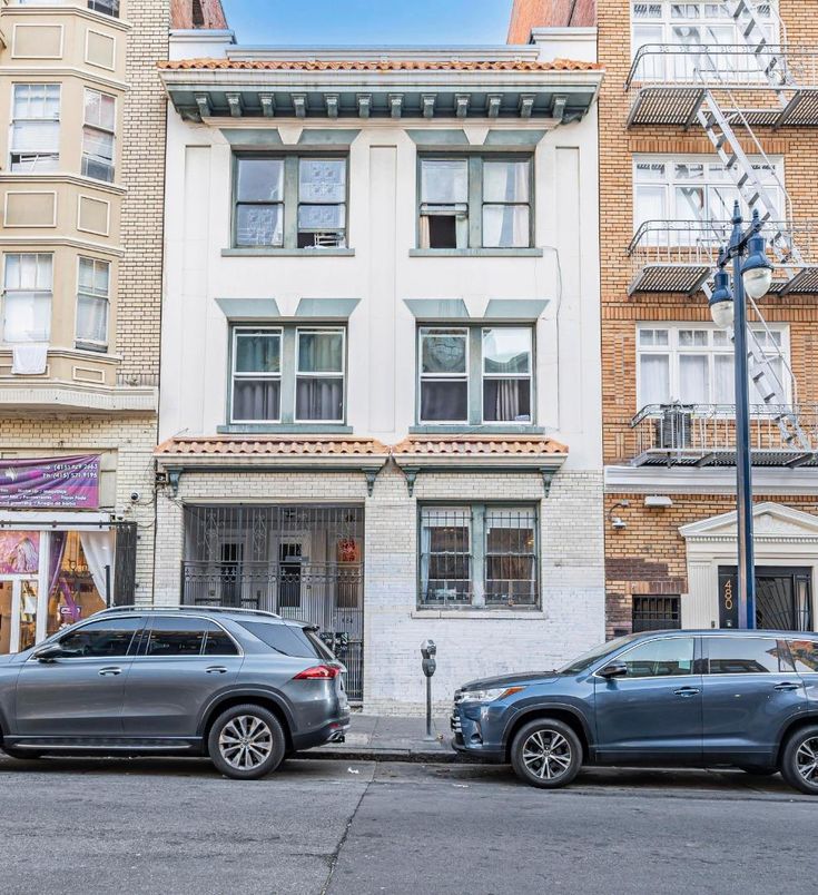 Exterior, Facade, Brick Facade, Rowhouse