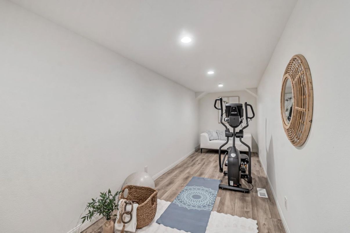 Fitness Equipment, Interior, Recessed Lighting, Wood Texture Flooring