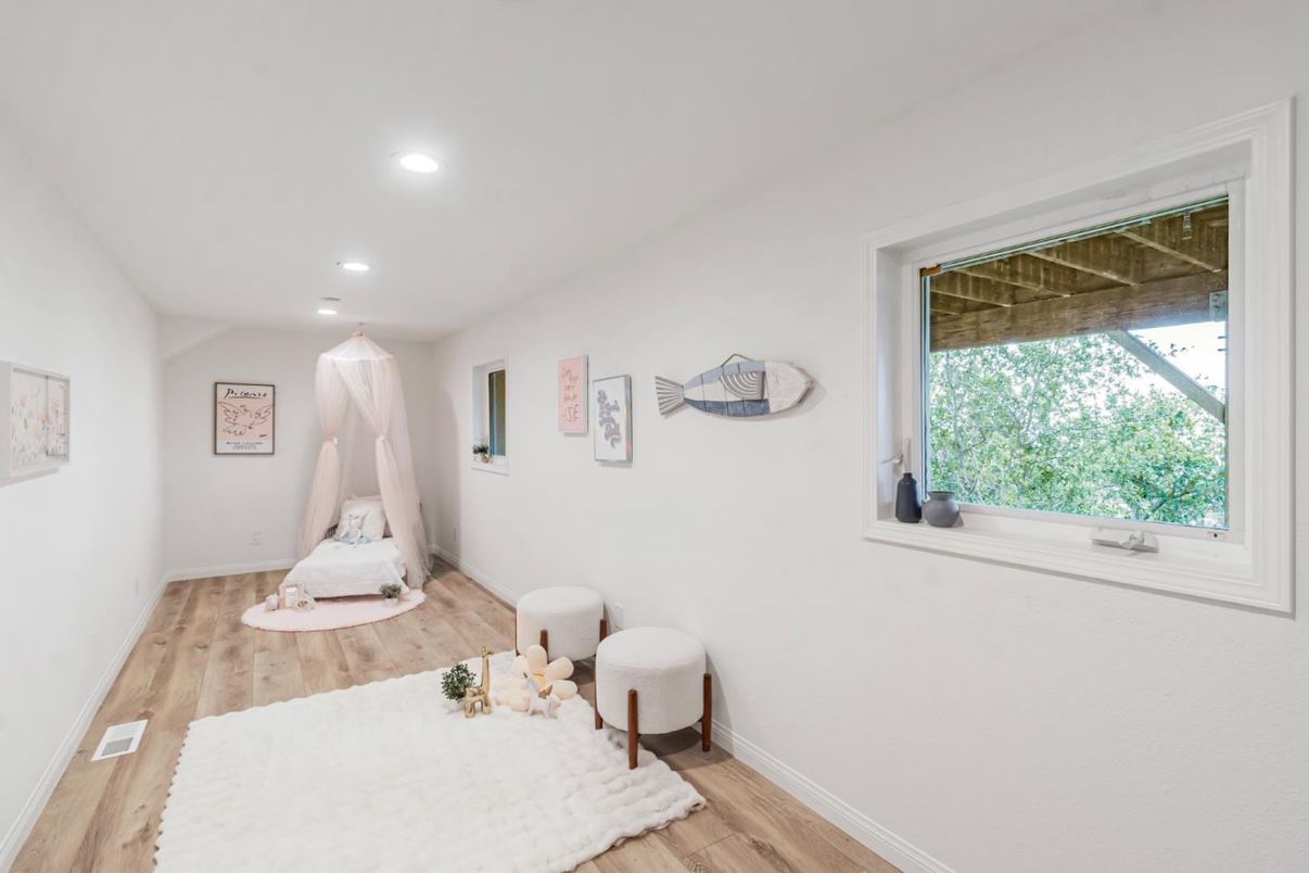 Interior, Recessed Lighting, Wood Texture Flooring