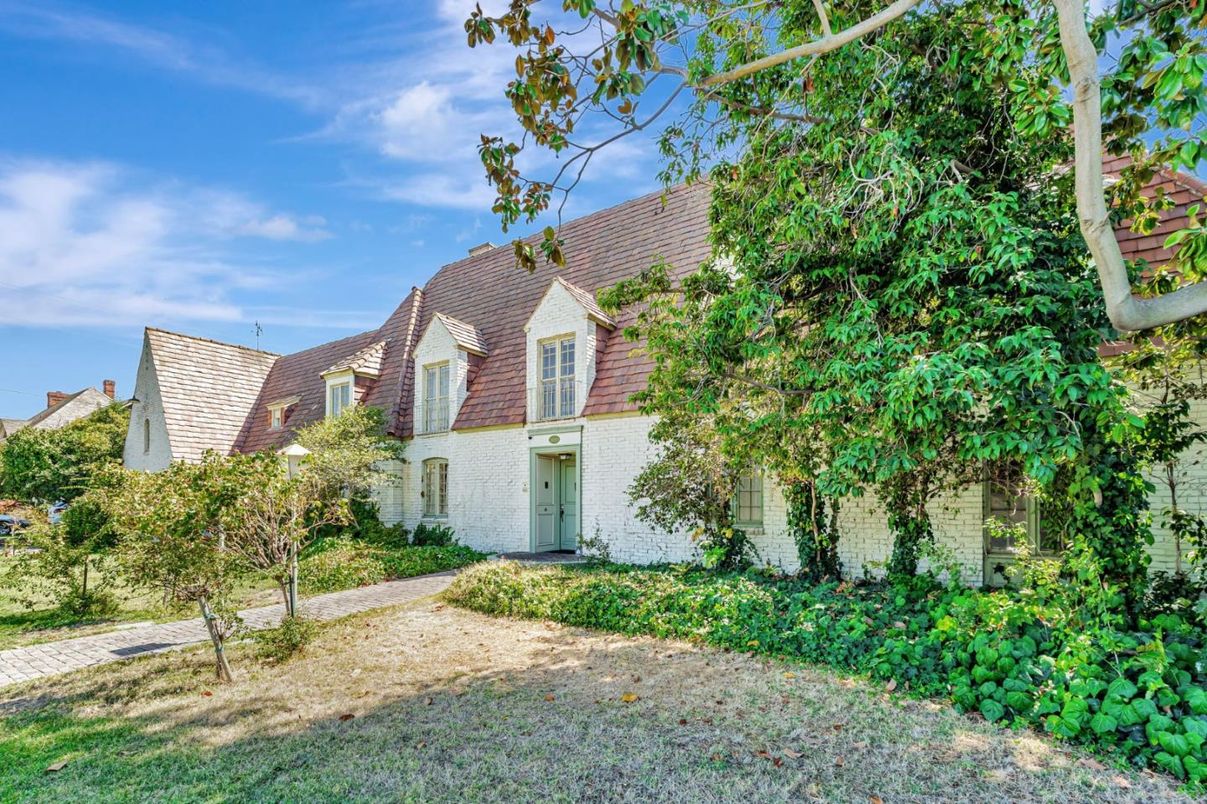 Exterior, Facade, Brick Facade, Cape Cod