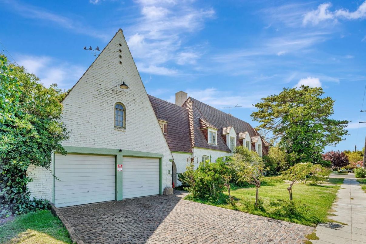 Attached, Exterior, Facade, Cape Cod