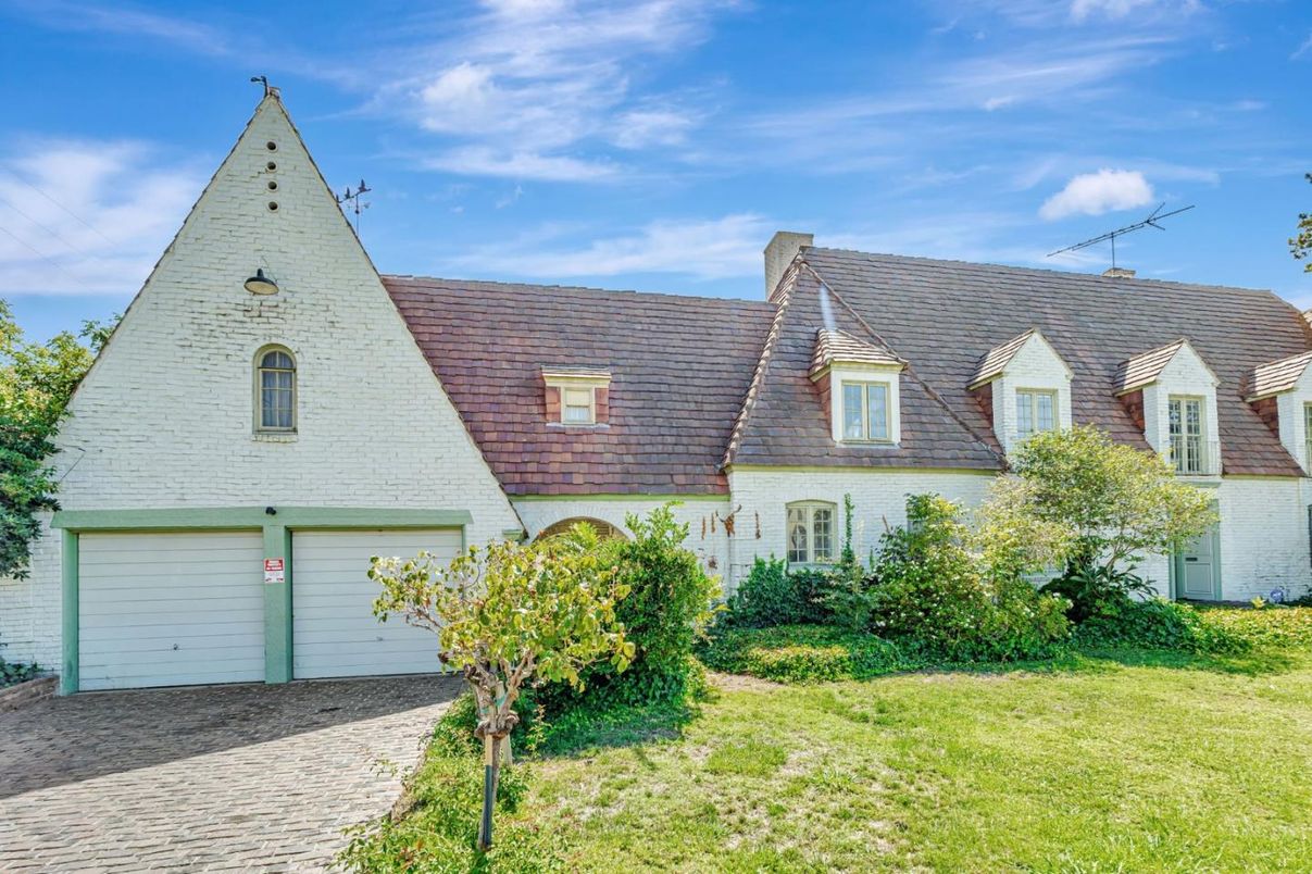 Attached, Exterior, Facade, Tudor Revival