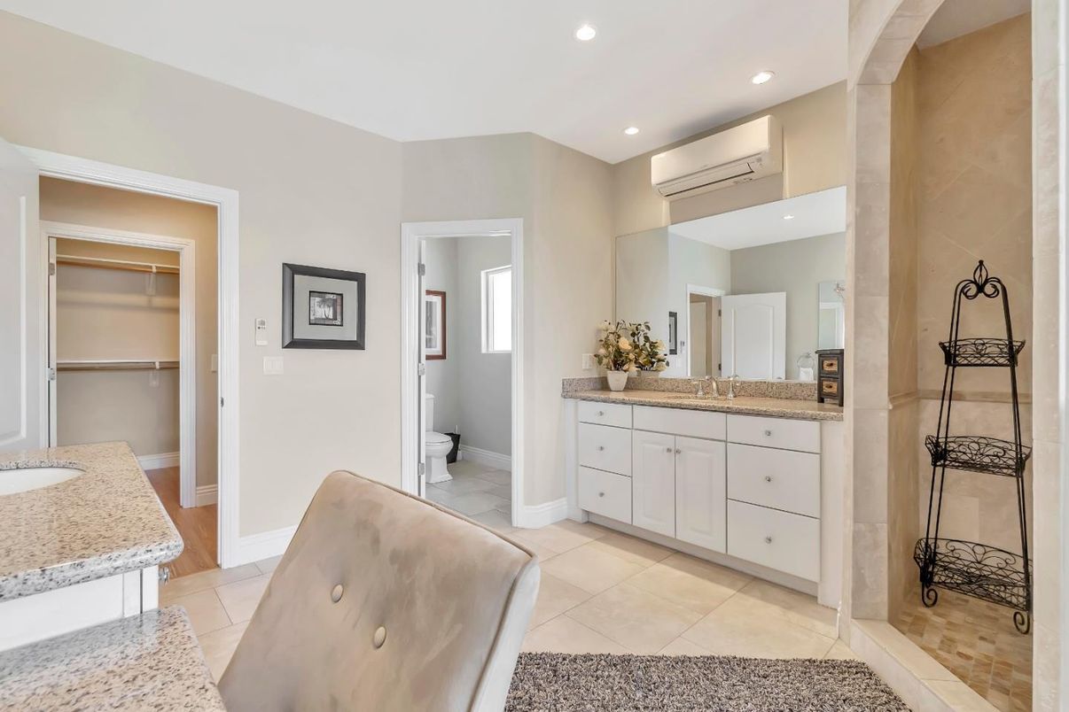 Bathroom, Dual Sink Vanities, Interior, Recessed Lighting