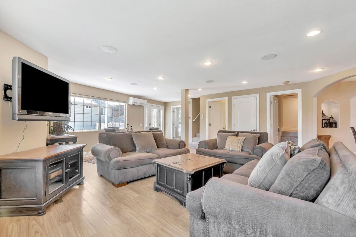 Interior, Living room, Recessed Lighting, Wood Texture Flooring