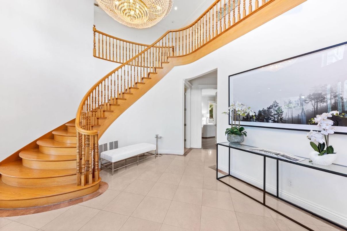 Chandelier, Interior