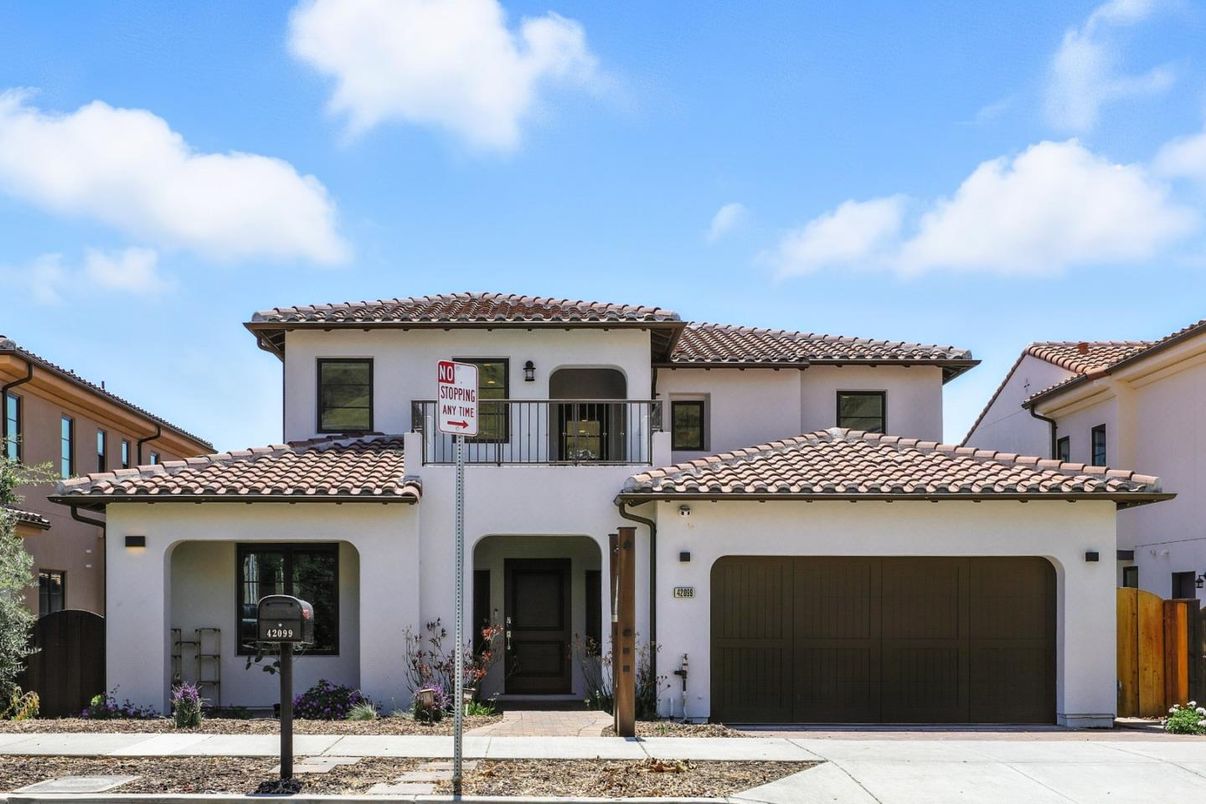 Attached, Exterior, Facade, Spanish Mediterranean