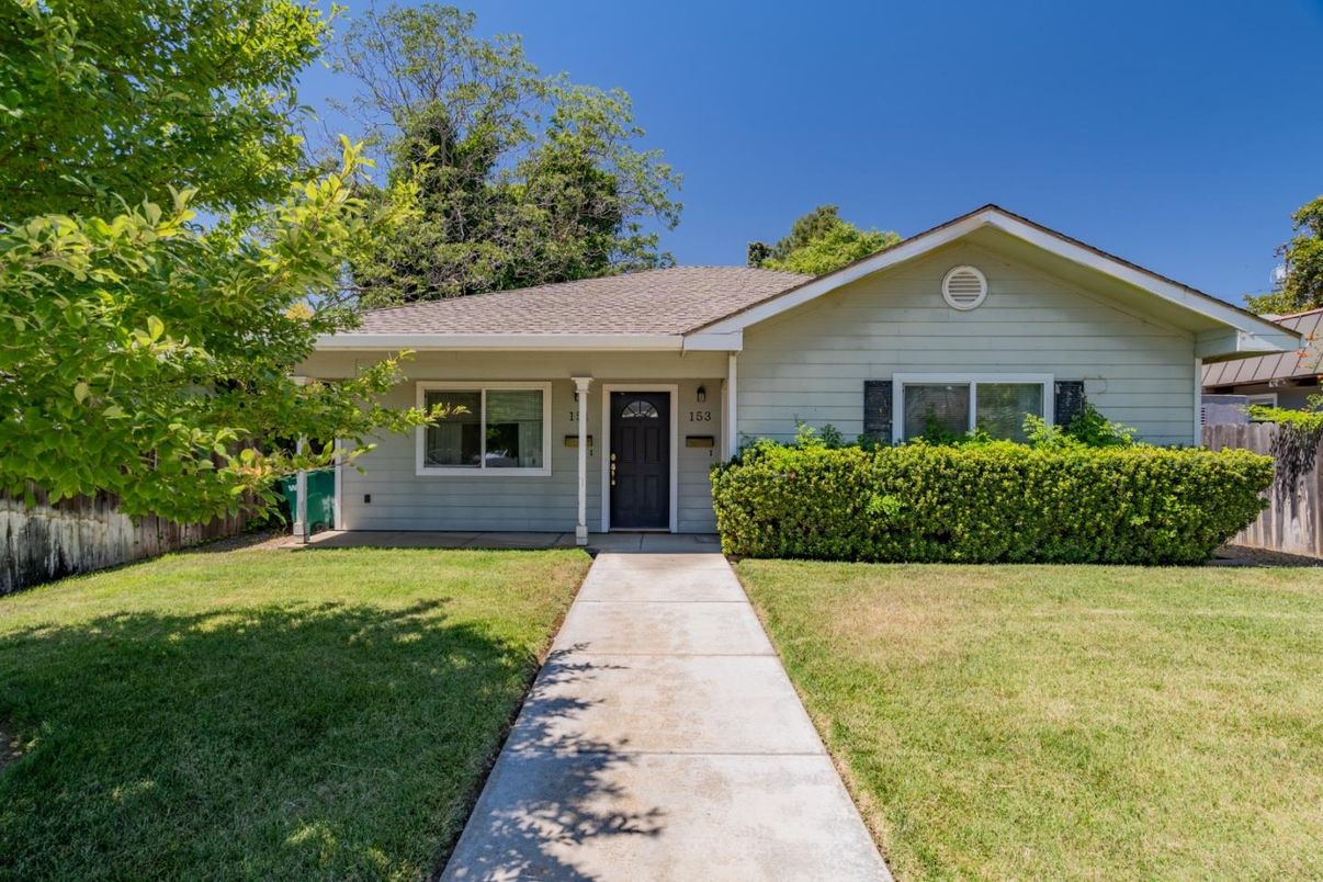 Exterior, Facade, Ranch