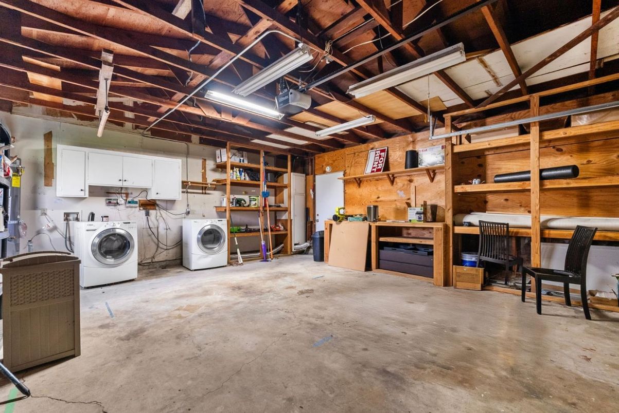 Interior, Washer, Wooden Beams, Wooden Walls