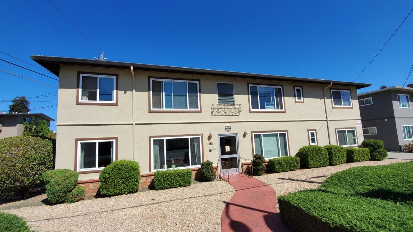 Exterior, Facade, Georgian