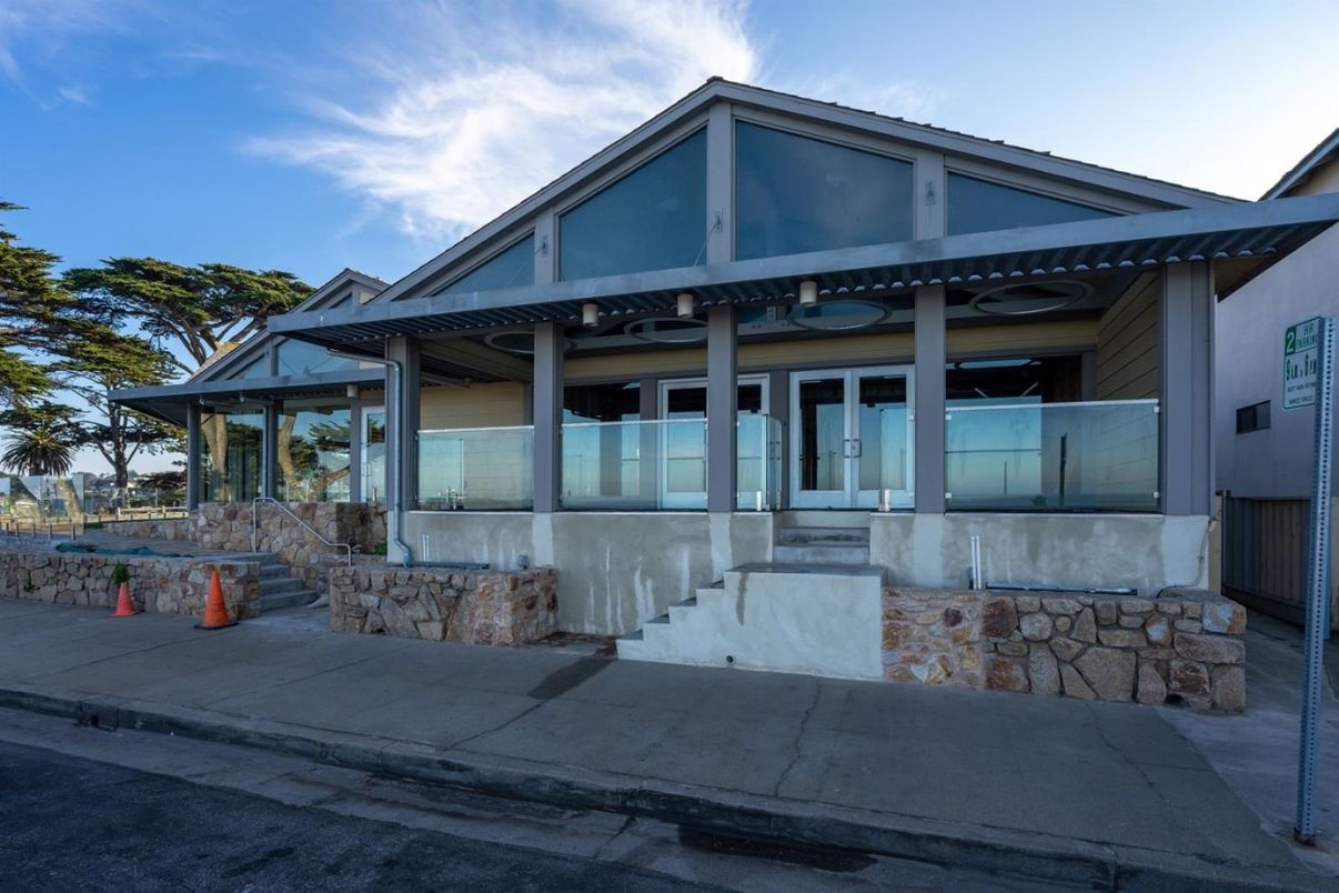 Exterior, Facade, Modern