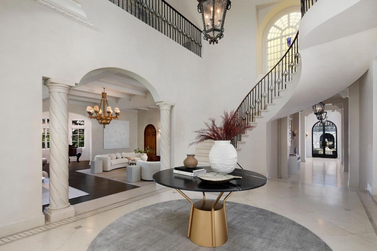 Chandelier, Interior, Living room