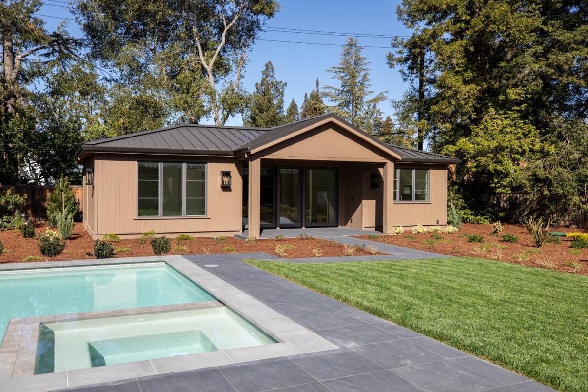 Exterior, Facade, Pool, Ranch