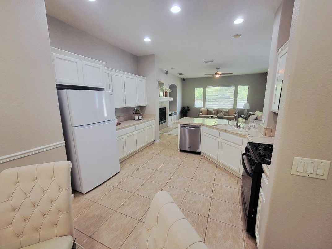 Fireplace, Interior, Kitchen, Recessed Lighting