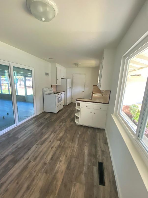 Interior, Kitchen, Washer, Wood Texture Flooring