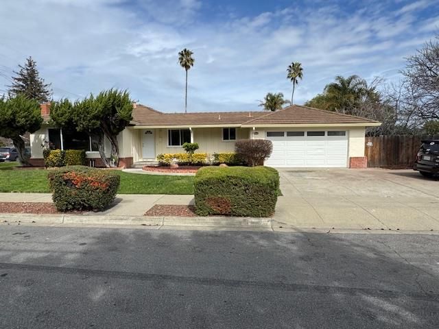 Attached, Exterior, Facade, Ranch