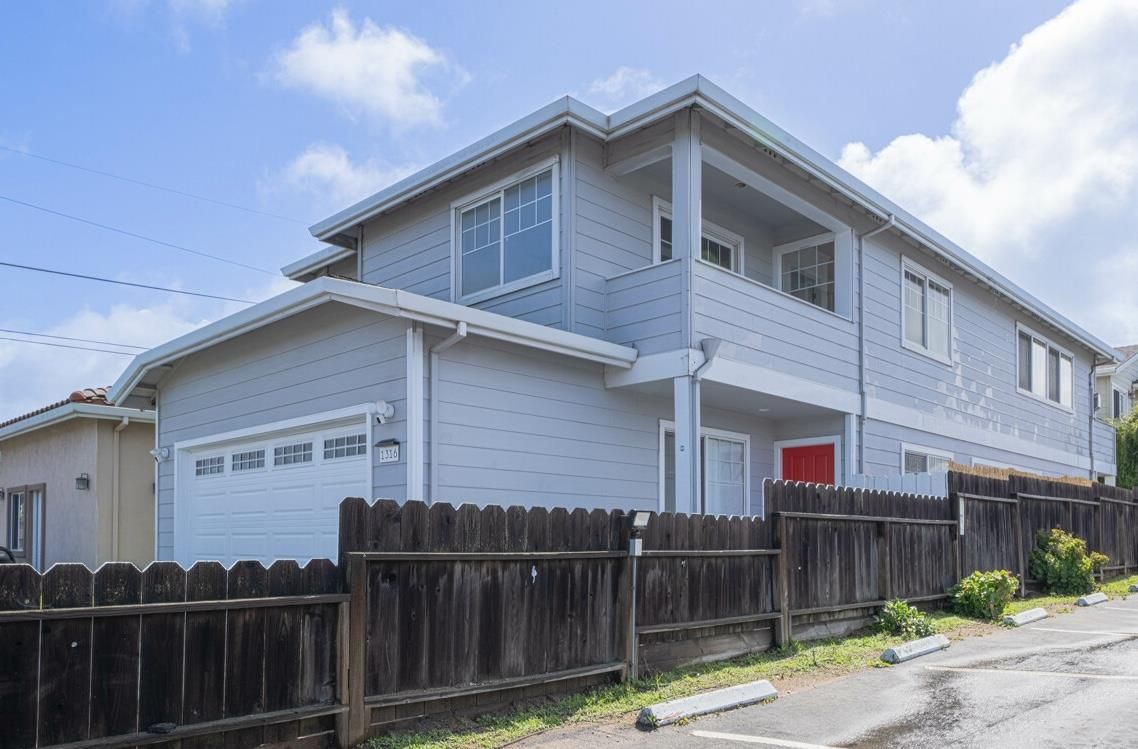 Attached, Exterior, Facade, American Craftsman