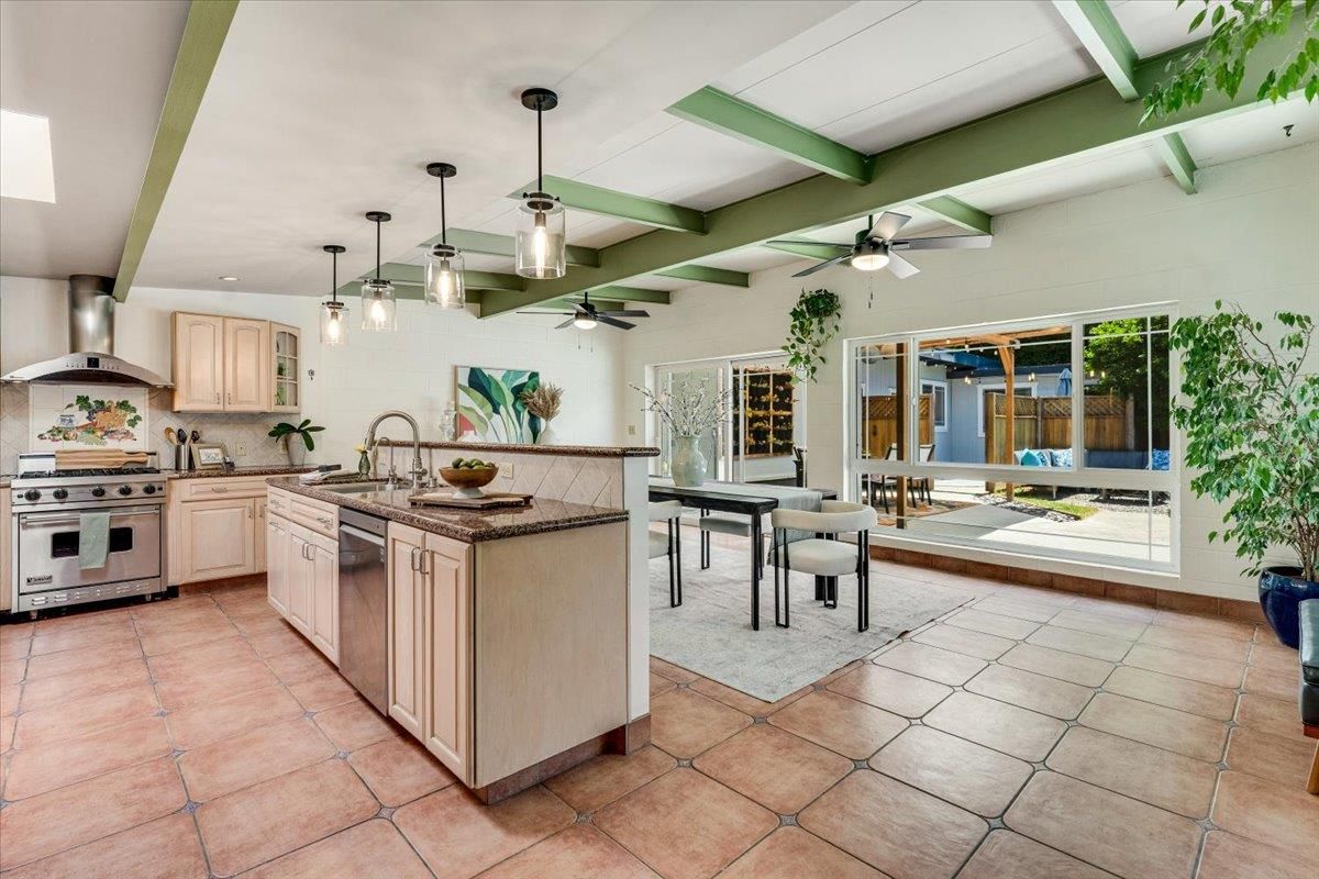Dining room, Interior, Kitchen, Pendant Lights, Stainless Steel Appliances