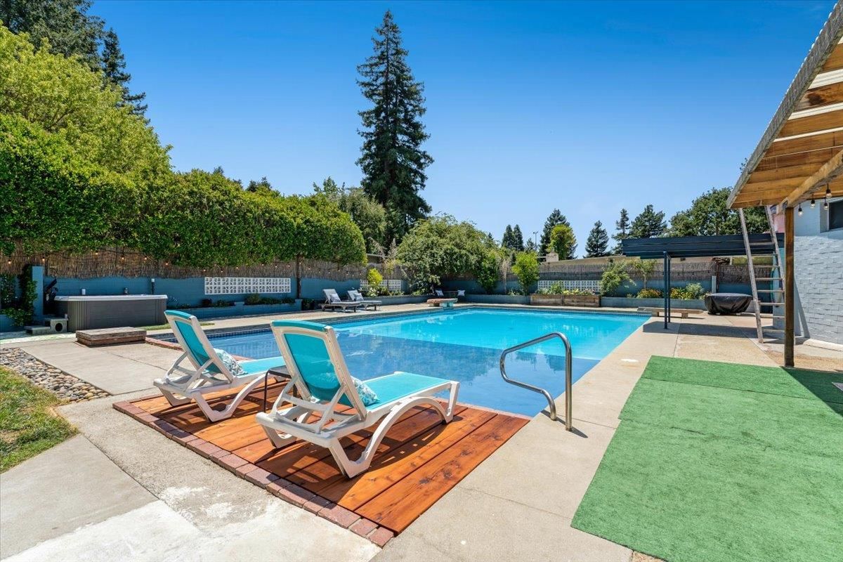 Exterior, Pool