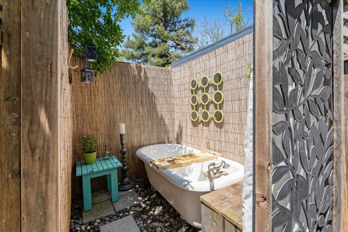 Bathroom, Exterior