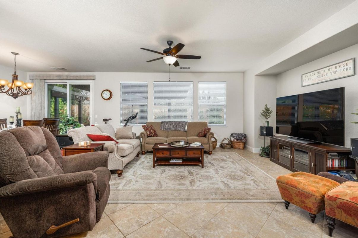 Chandelier, Dining room, Interior, Living room
