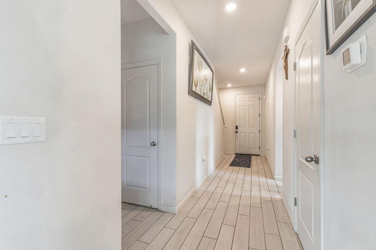 Interior, Recessed Lighting, Wood Texture Flooring