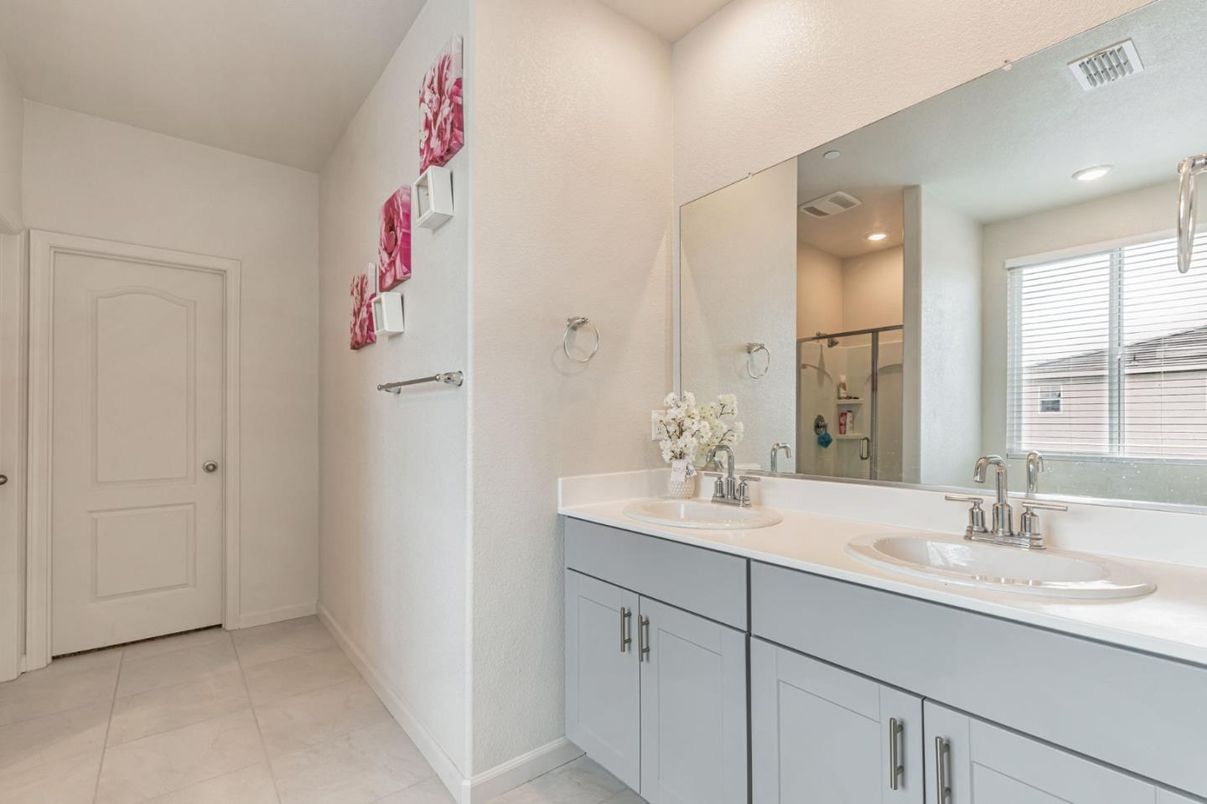 Bathroom, Dual Sink Vanities, Interior, Recessed Lighting