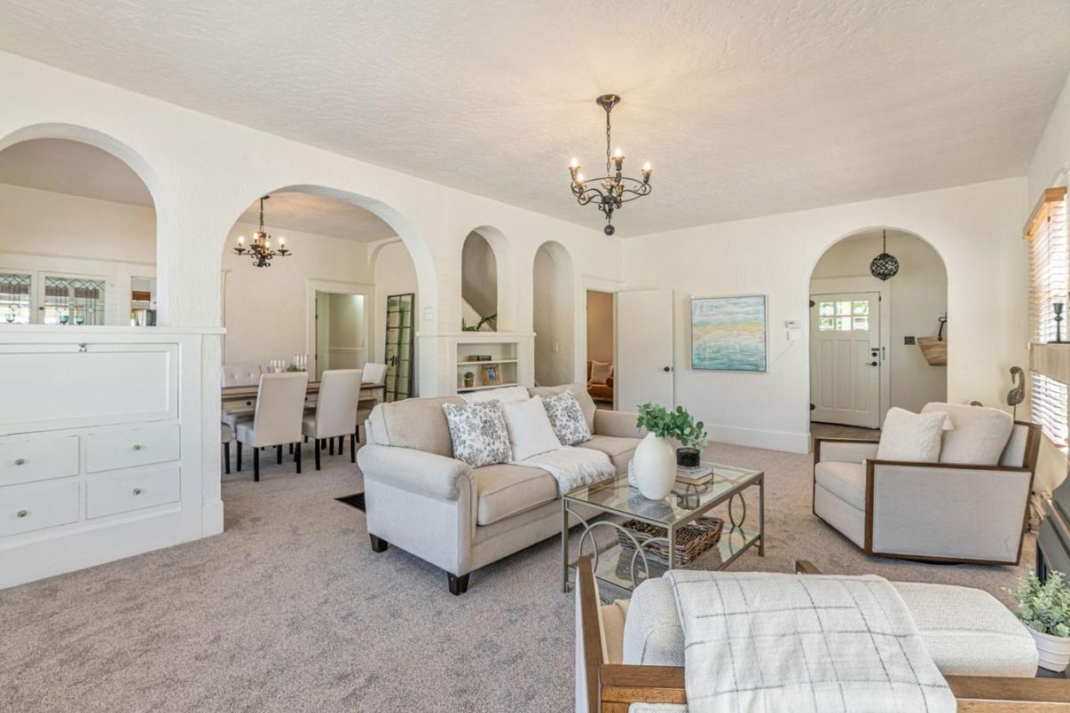 Chandelier, Dining room, Interior, Living room