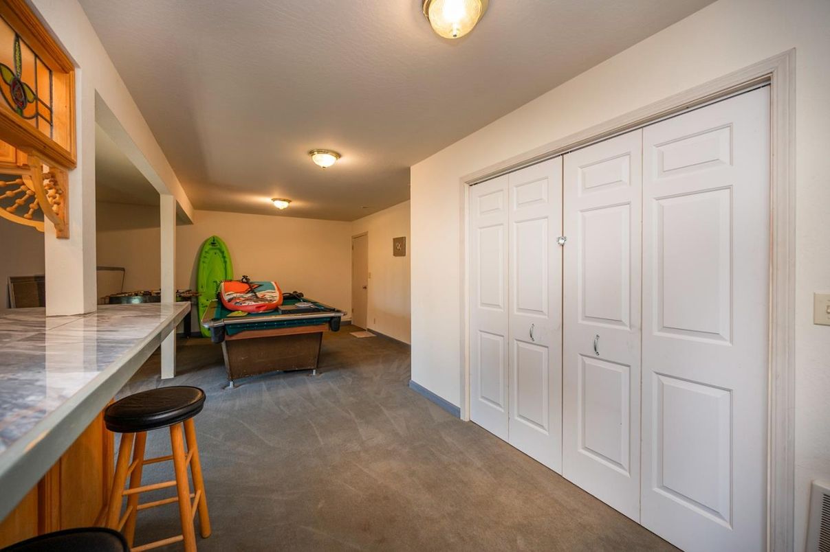 Billiard Table, Game Room, Interior