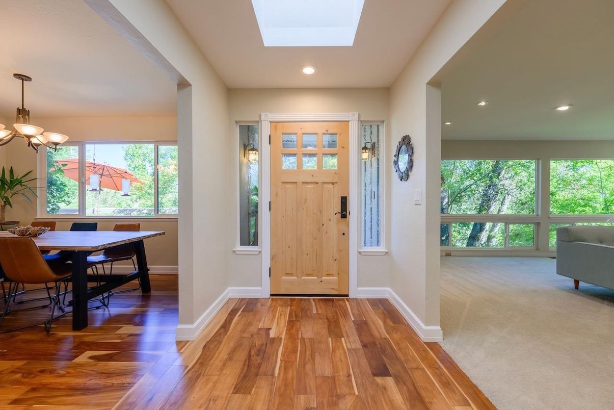 Chandelier, Dining room, Interior, Recessed Lighting, Wood Texture Flooring