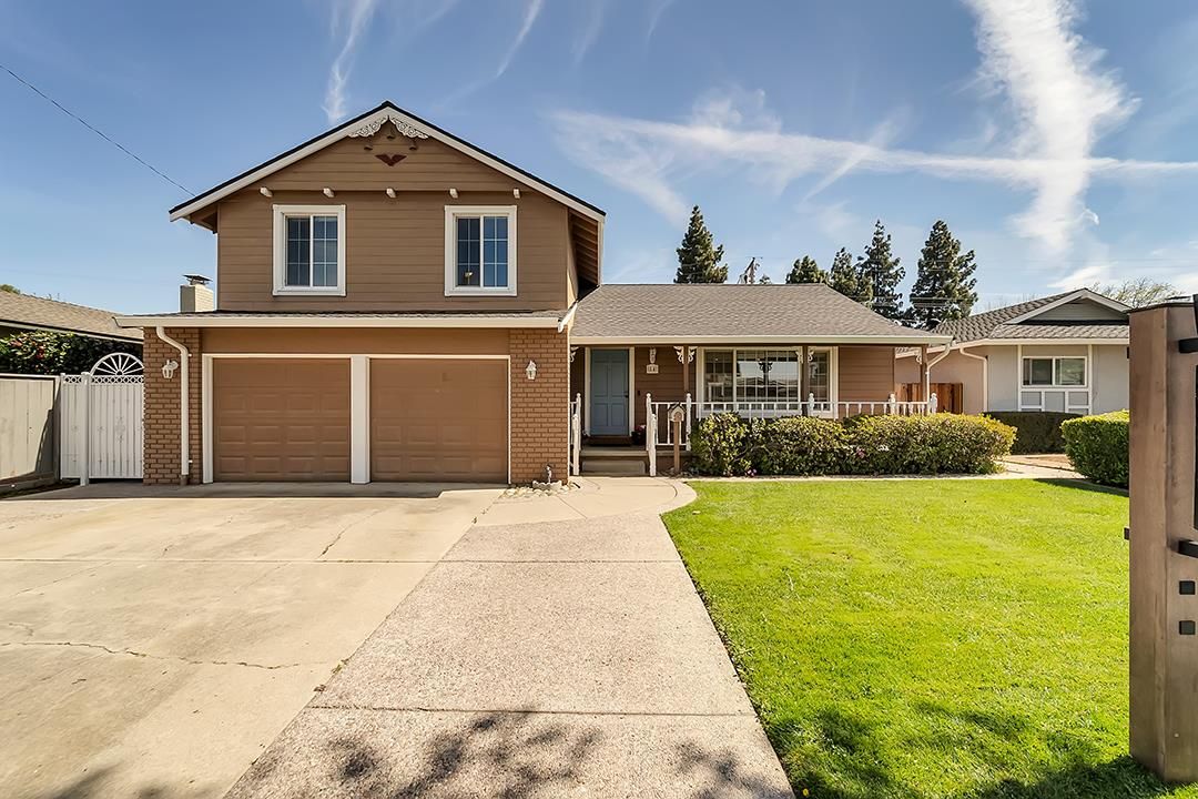 Attached, Exterior, Facade, Brick Facade, American Craftsman