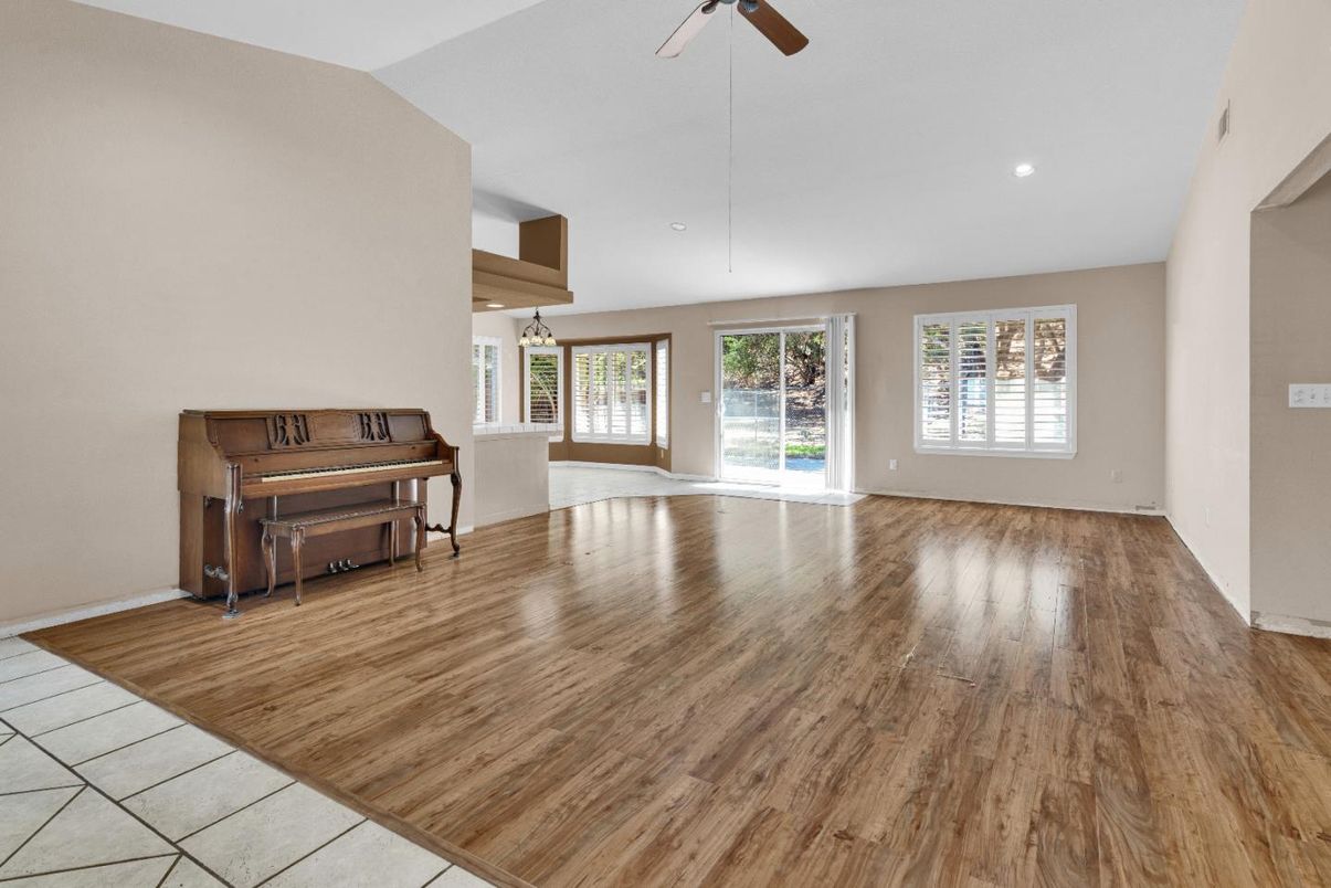 Interior, Piano, Recessed Lighting, Wood Texture Flooring
