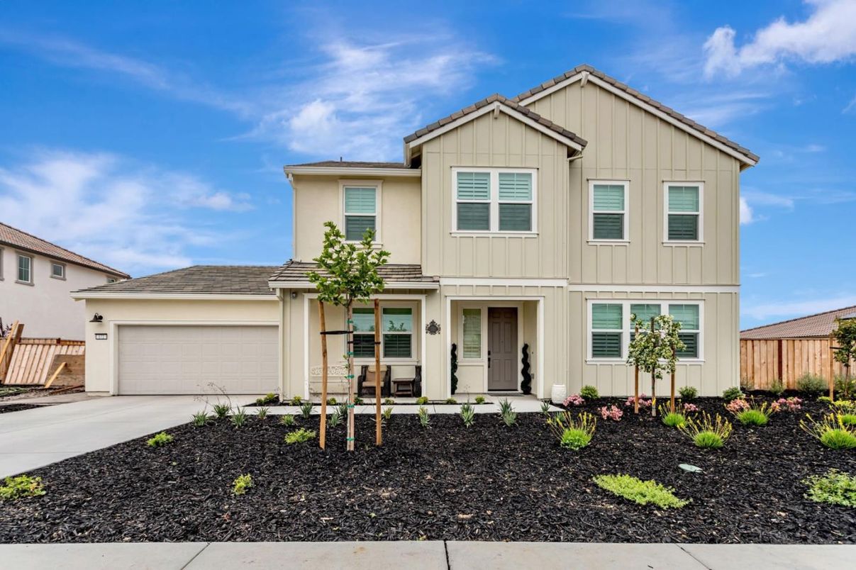 Attached, Exterior, Facade, Farmhouse