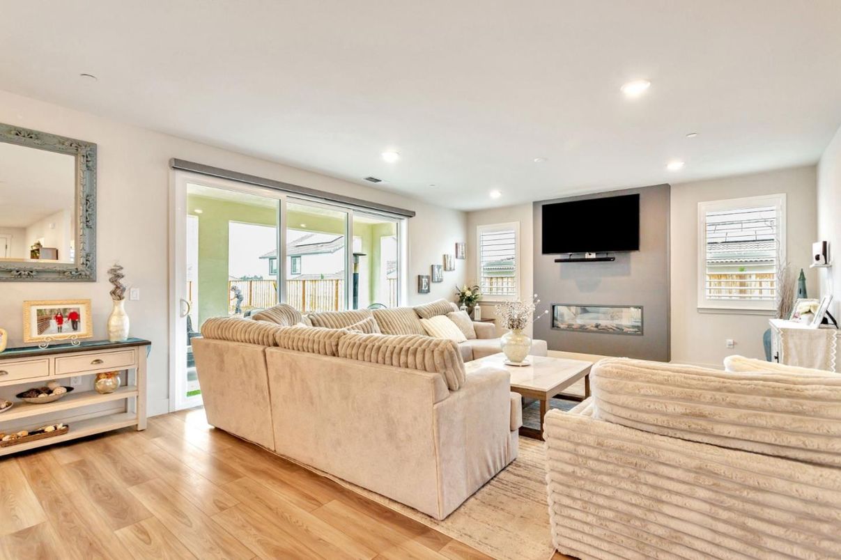 Interior, Living room, Recessed Lighting, Wood Texture Flooring