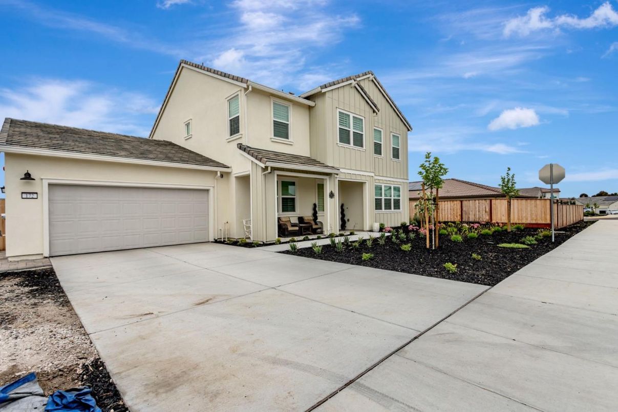 Attached, Exterior, Facade, Farmhouse