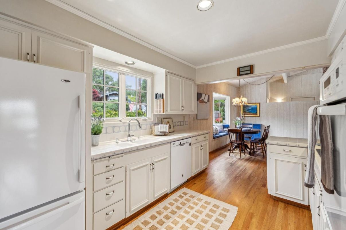 Chandelier, Dining room, Interior, Kitchen, Recessed Lighting, Wood Texture Flooring